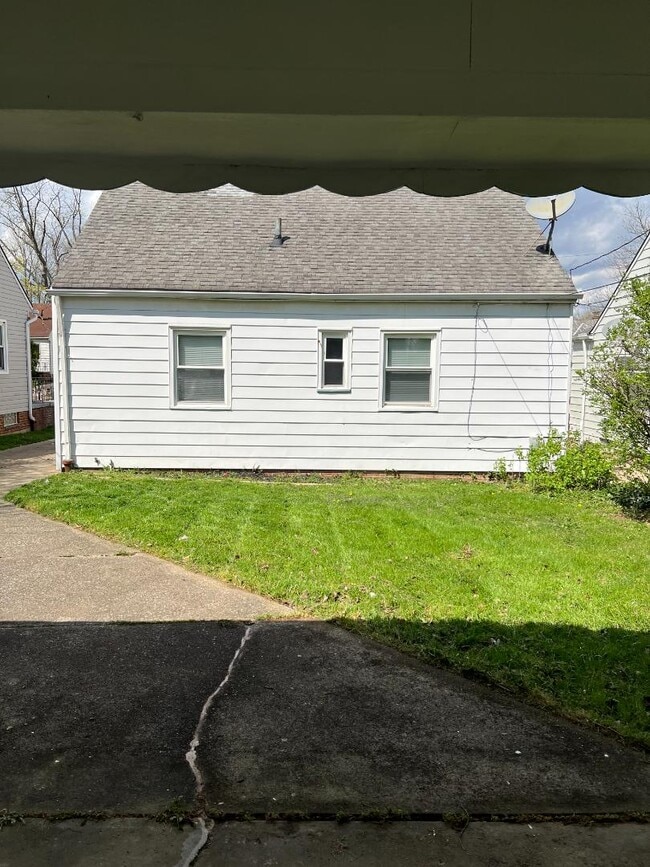 Building Photo - 15818 Maplewood Ave