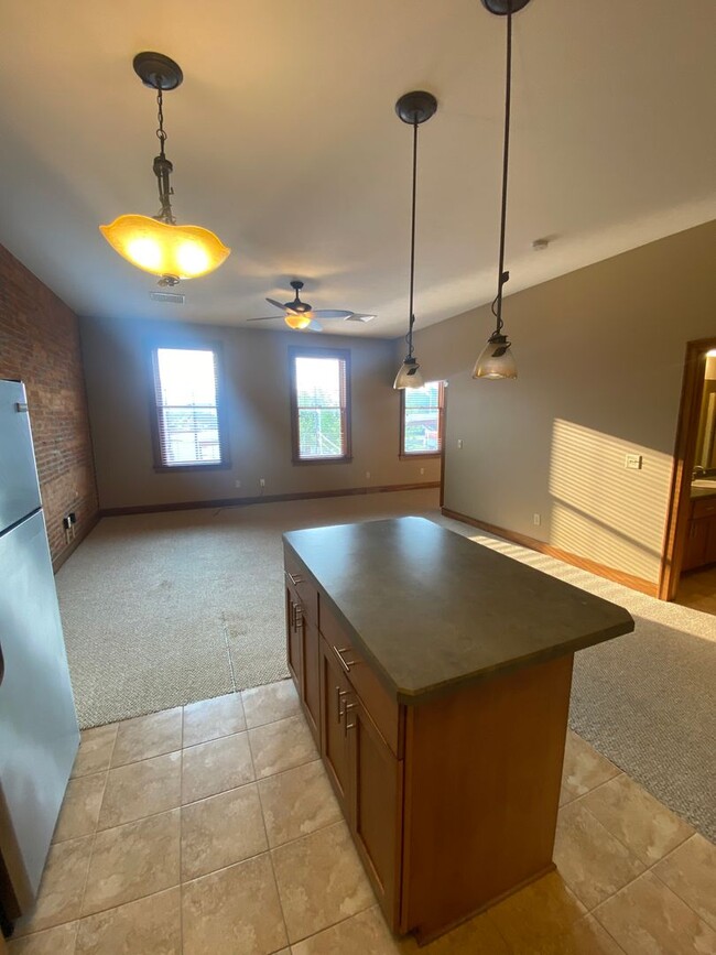 Building Photo - Two bedroom unit - Located in Downtown Orr...