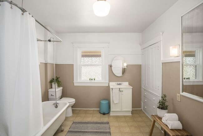 Building Photo - 1518 SE Poplar Ave