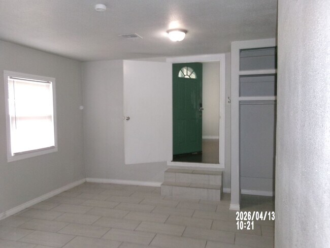 Building Photo - Modern 4-Bedroom Home