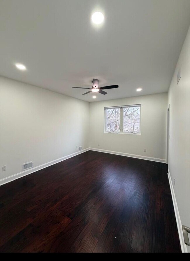 Building Photo - 3455 La Salle Dr