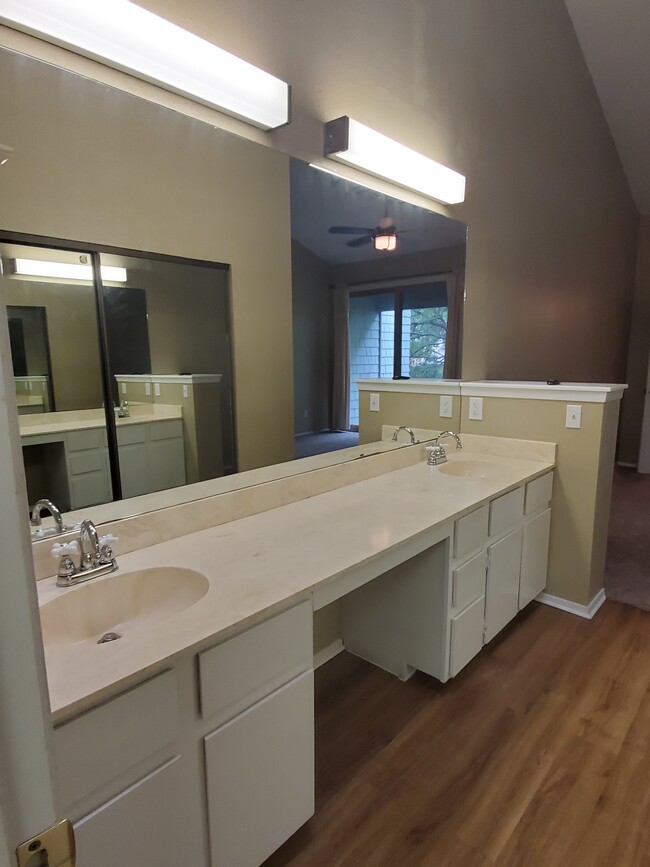 Double master vanity. - 7122 Wood Hollow Dr