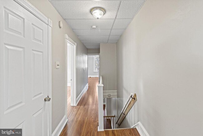 Building Photo - 307 Roxborough Ave