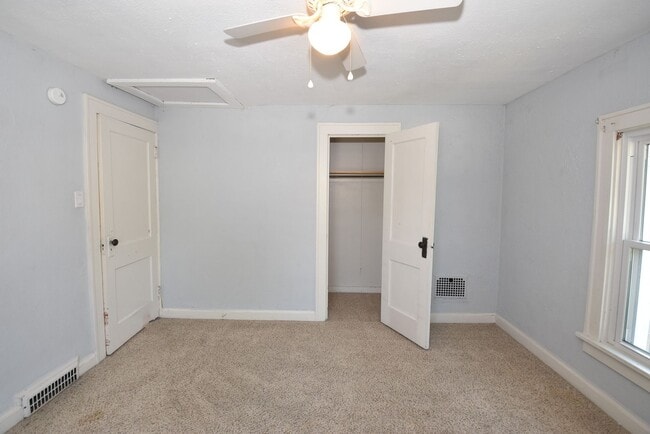 Building Photo - 3 bedroom 1.5 bath home next to IUSB.