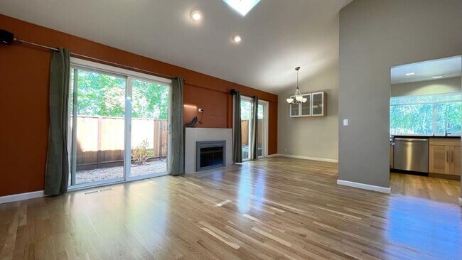 Building Photo - 2BD/2BA - Stylish 2BR Townhome Near Apple ...