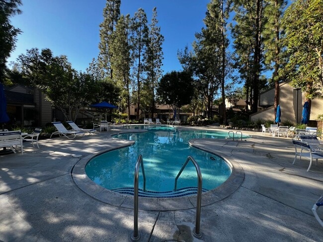 Building Photo - 2 Bedroom 3 Bath Condo for Rent in an Excellent Area of Fullerton