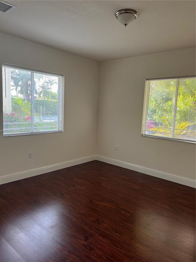 Building Photo - 2880 Pine Tree Dr
