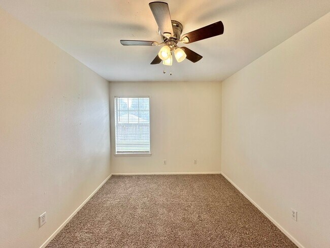 Building Photo - 3-Bedroom Home on Corner Lot in Whitehouse...