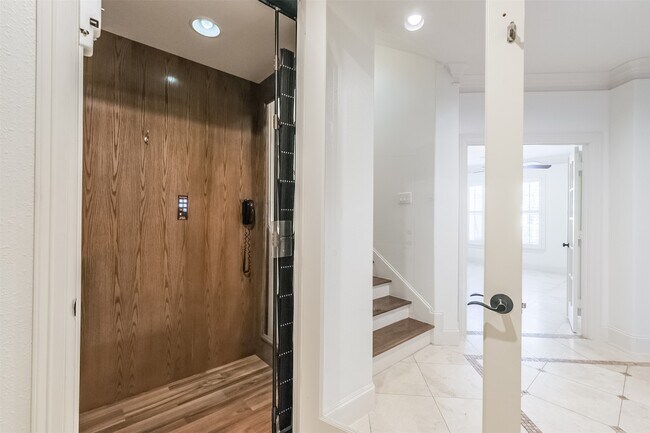 Building Photo - 407 W Bell St