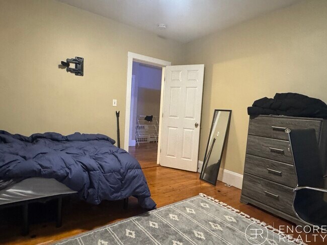 Building Photo - 44 Hillside St