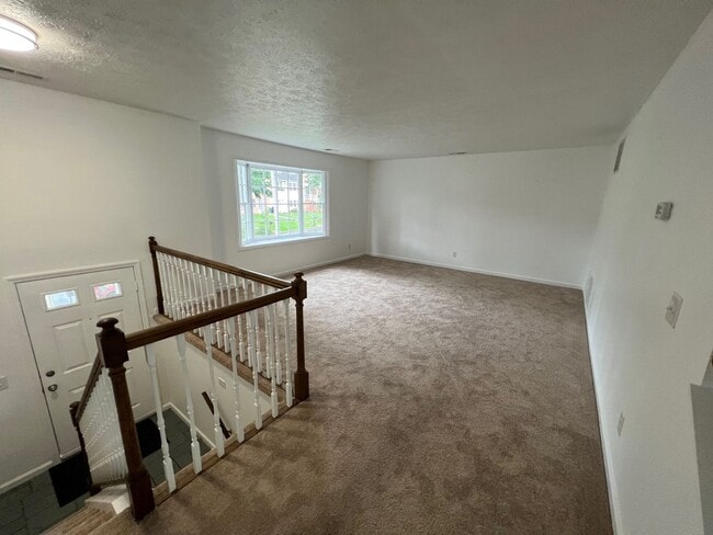 Building Photo - Spacious 3 Level Townhome with New Floorin...