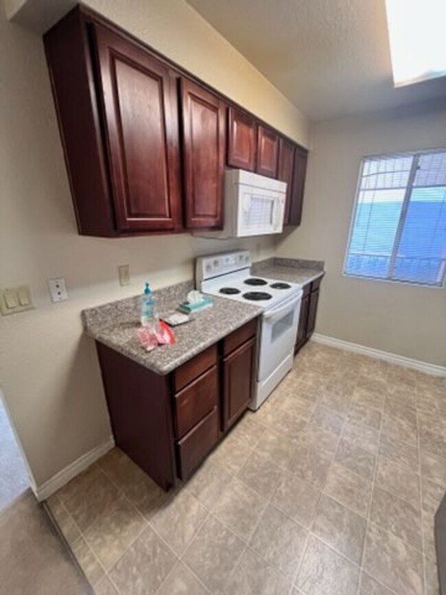 Building Photo - One Bed Condo in Southwest
