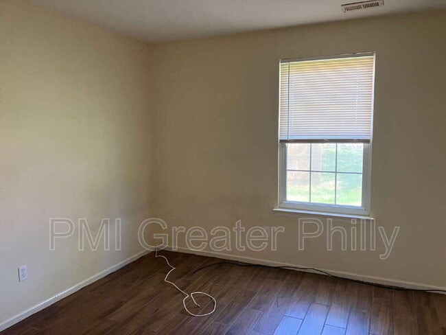 Building Photo - 1688 Bluebird Dr
