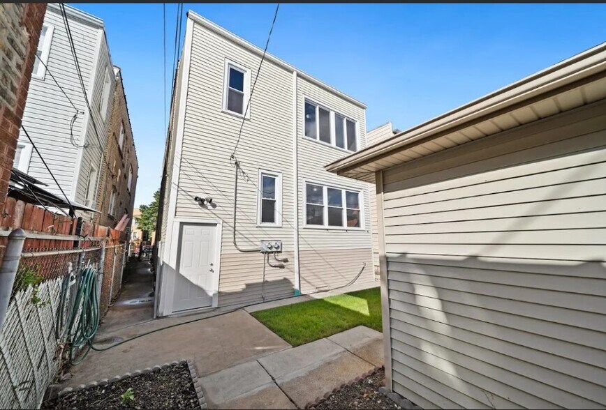 Building Photo - 4825 W George St