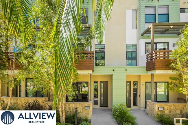 Building Photo - Gorgeous 4 Story Townhome Available in the Highly Desired 17 West Community!