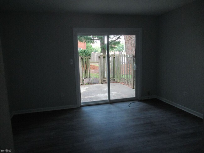 Building Photo - 2 br, 1.5 bath Townhome - 611 E 11th St Pi...