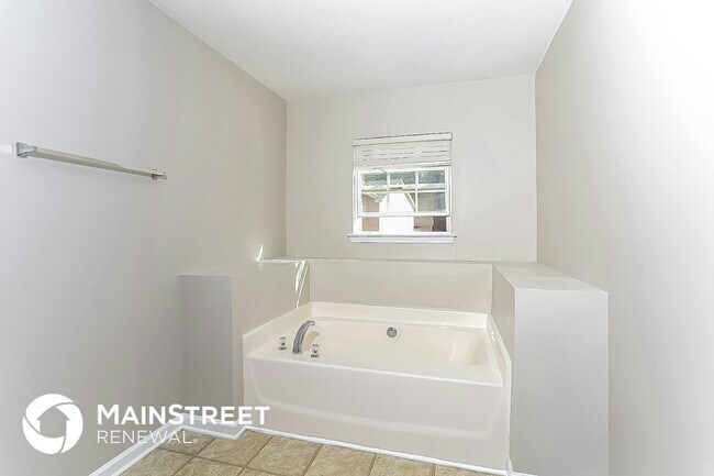 Building Photo - 5118 Upper Elm St