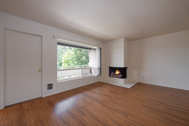 Building Photo - Amazing 2bed/1bath Apartment w/ Covered Parking in Redmond!