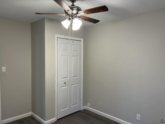 Building Photo - 4075 Meadowbrook Dr