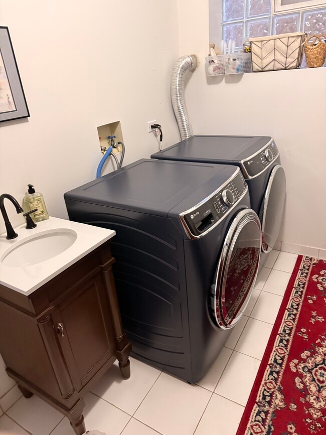 Building Photo - 2416 W Thomas St