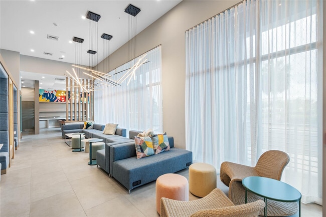 Building Photo - 200 NE 1st Ave