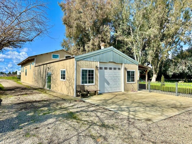 Building Photo - Gorgeous 4/3 Country Estate with 2000sf Barn