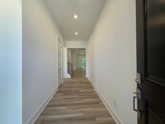 Building Photo - Beautiful 4 Bedroom Single Family Home