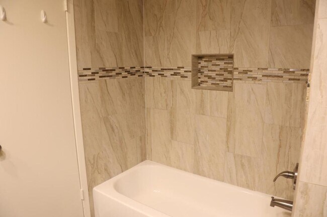 Building Photo - 2215 Silver Falls Dr