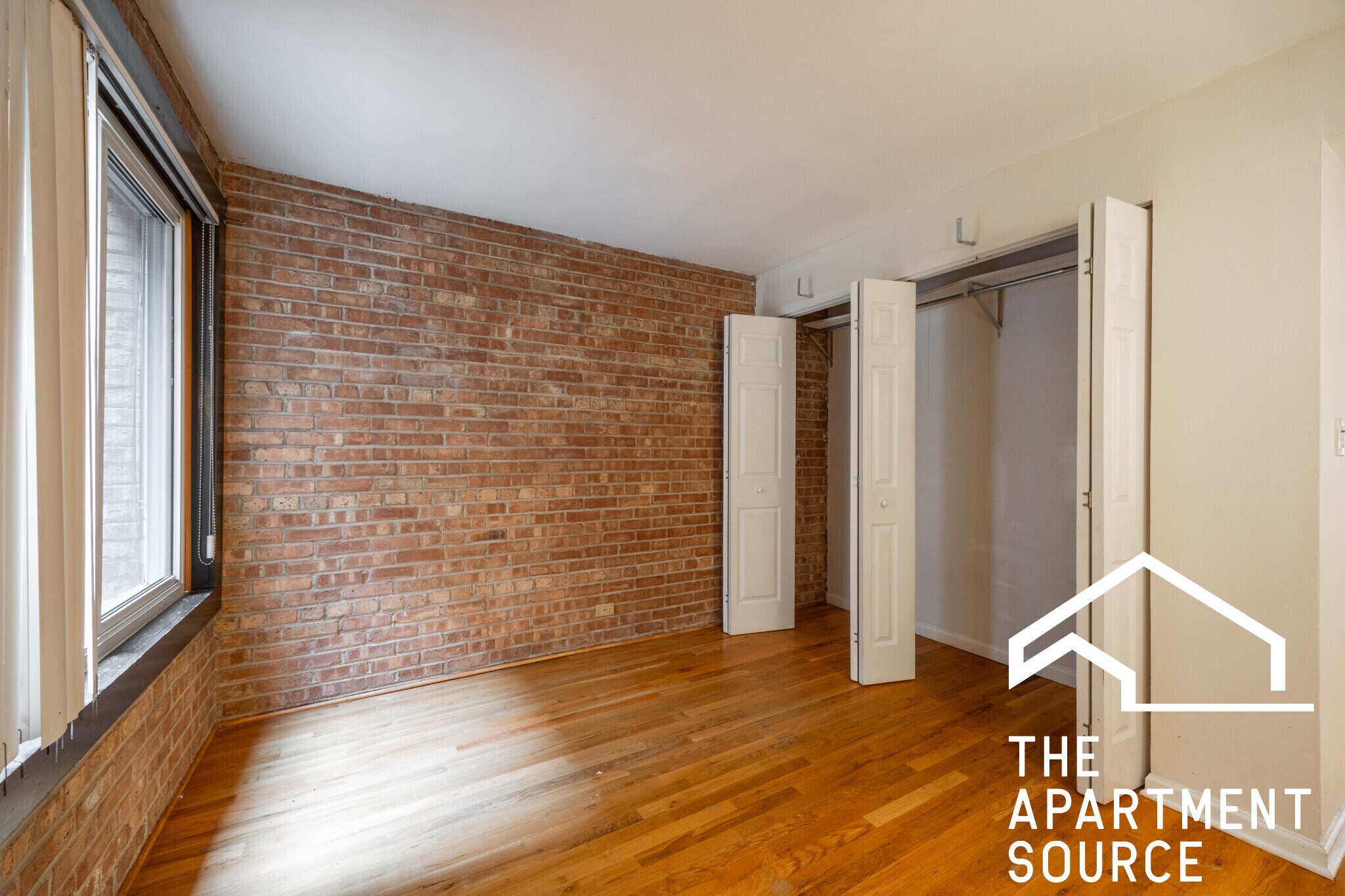 Building Photo - 1214 N La Salle Dr