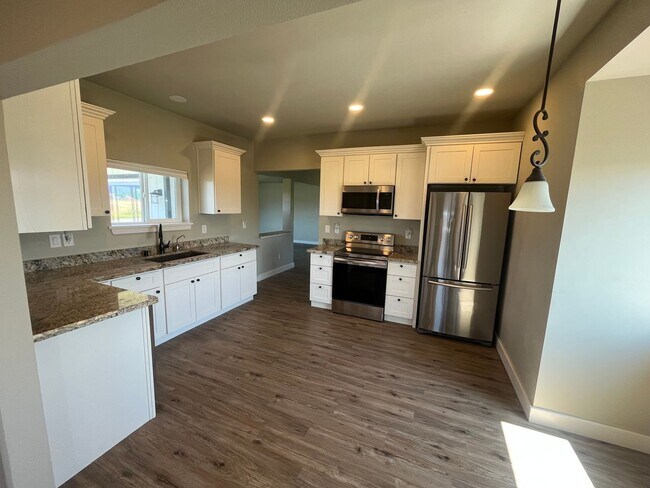 Building Photo - Large 2 bed 1 bath house in the country