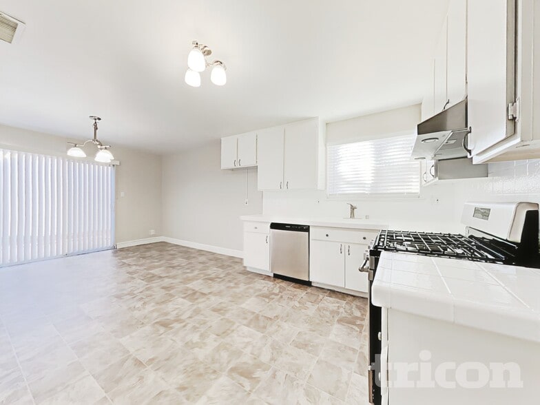 Building Photo - 4673 Tallyho Dr