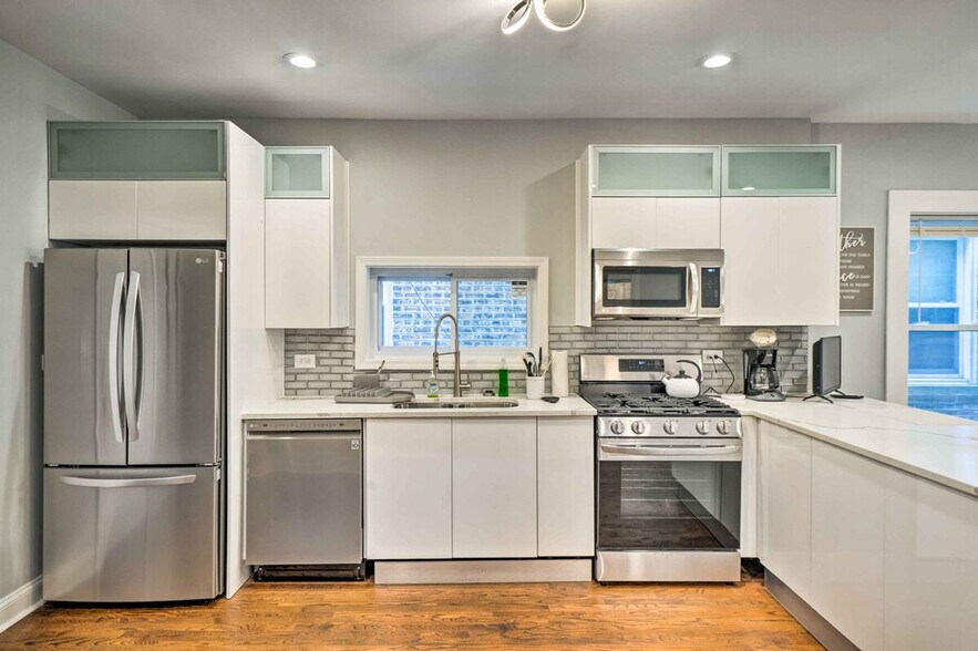 Building Photo - 7931 S Eberhart Ave