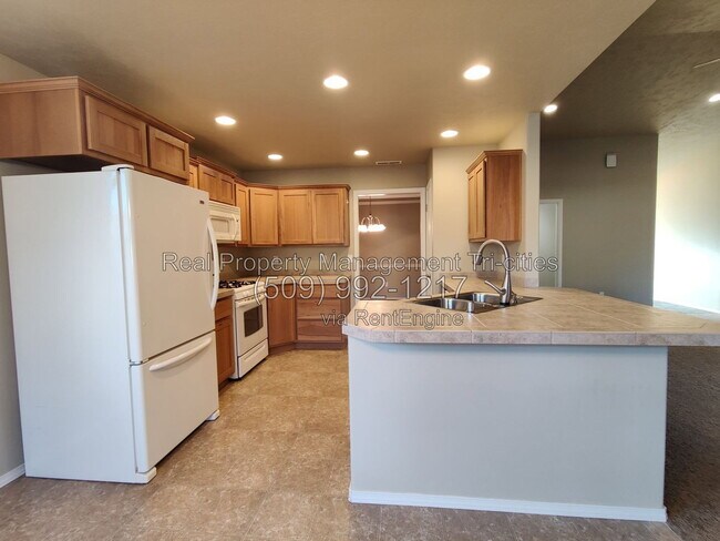 Building Photo - 2667 Torrey Pines Way