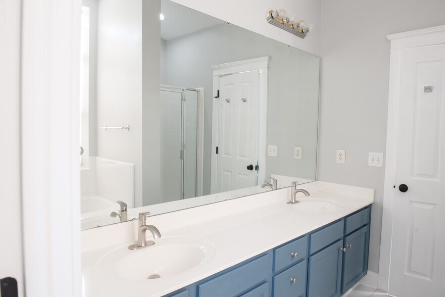 Building Photo - 16015 Kelly Park Cir