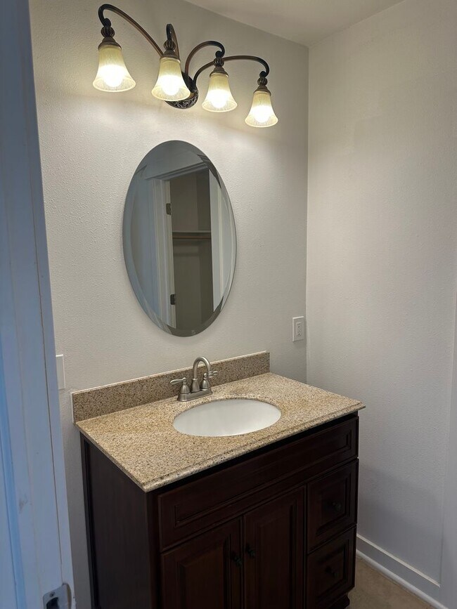 Building Photo - Updated 4 bedroom 2 bath house in Eugene!