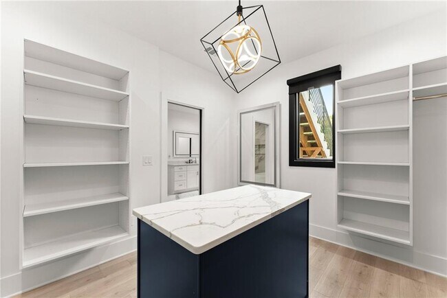 Building Photo - 151 S Pointe Dr