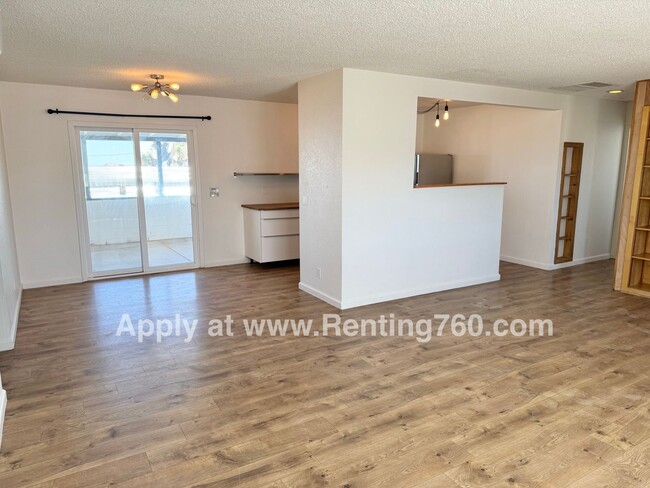Building Photo - Spacious Home with Solar Panels!!