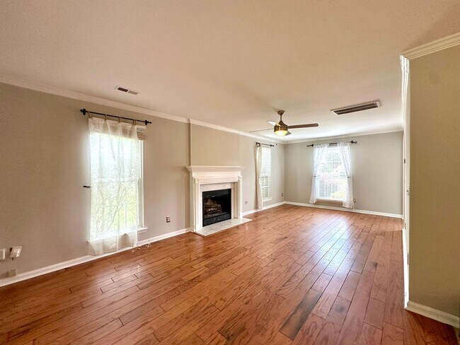Building Photo - 8425 Hirsch Dr