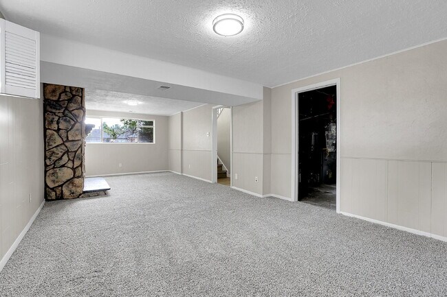 Building Photo - $2,600.00, 3-bed, 2.5-bath, located in Lak...