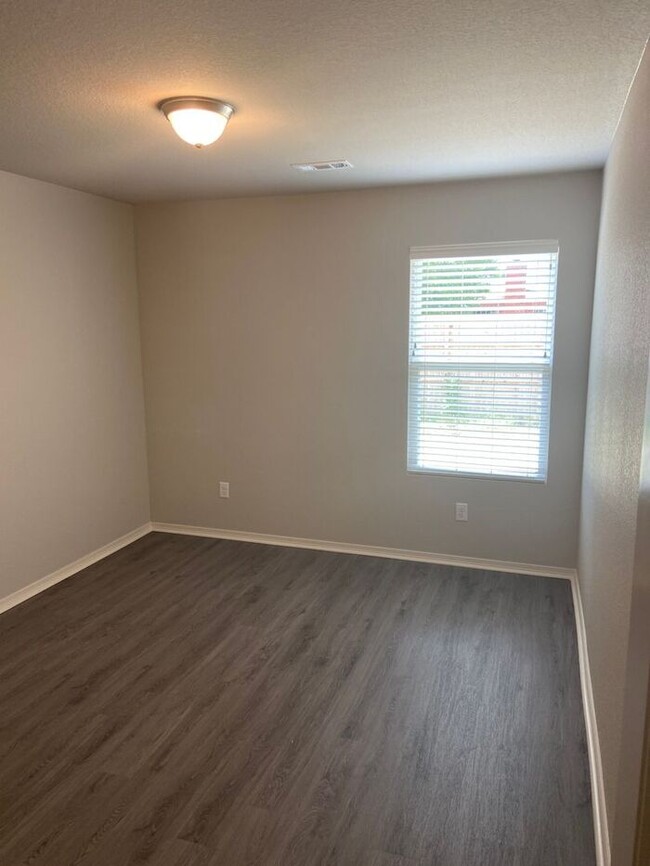 Building Photo - **Valentine's Day Offer!** 3 Bedroom | 2 B...