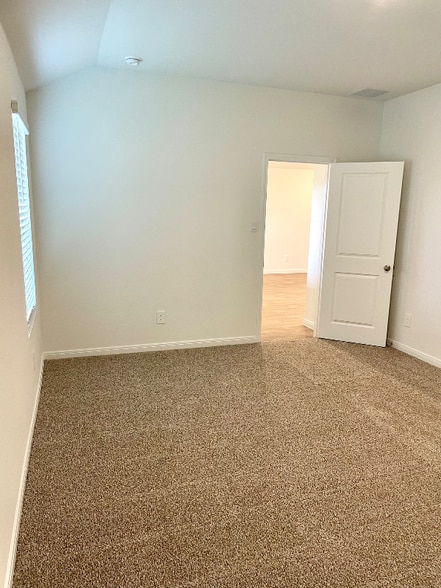 Building Photo - 320 Yosemite Dr