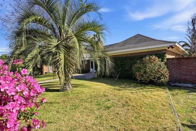 Building Photo - Mayfair Home For Lease with Backyard Oasis!