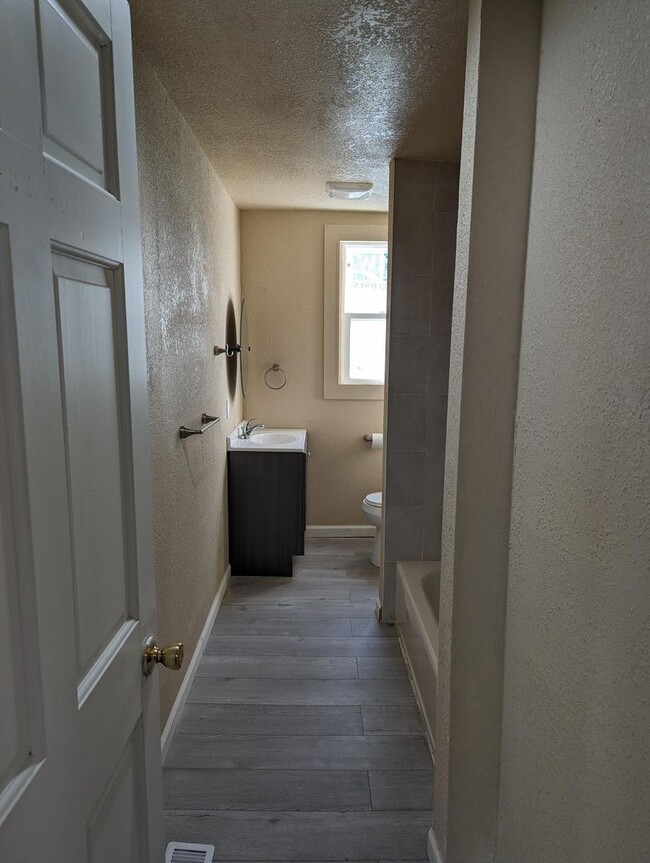 Building Photo - 2 Bedroom House Available