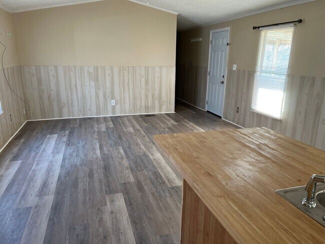 Building Photo - In the KEYS ... Open Floor plan 3 bedroom 2 bathroom