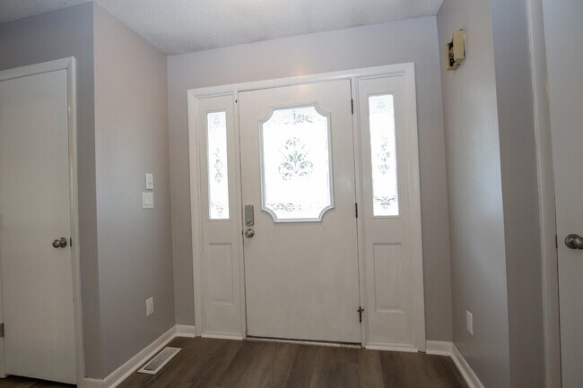 Building Photo - "Charming 3-Bedroom Retreat with Granite Touches and Cozy Fireplace on Winchester Rd!"