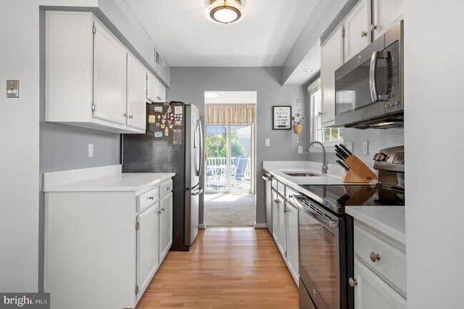 Building Photo - 1615 Spottsworth Way