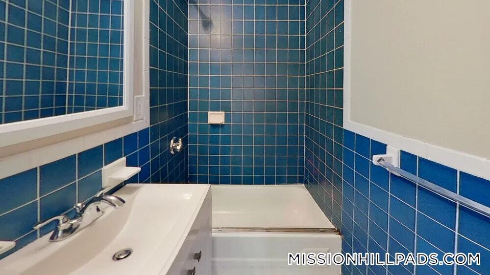 Building Photo - 121 George St