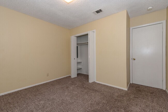 Building Photo - 3910 Peperport Dr