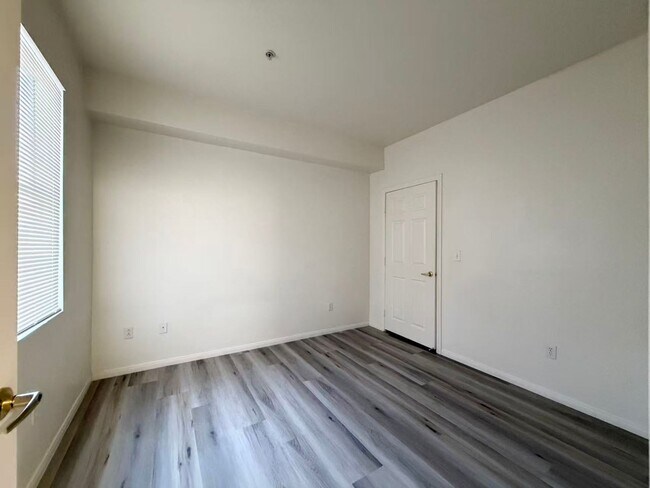Building Photo - 6955 N Durango Dr