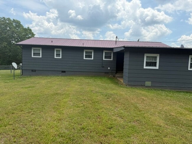 Building Photo - Loudon 37774 - COMING SOON! Available  by June 15th! 3 bedroom, 1 bath home - Contact Linda Meese...